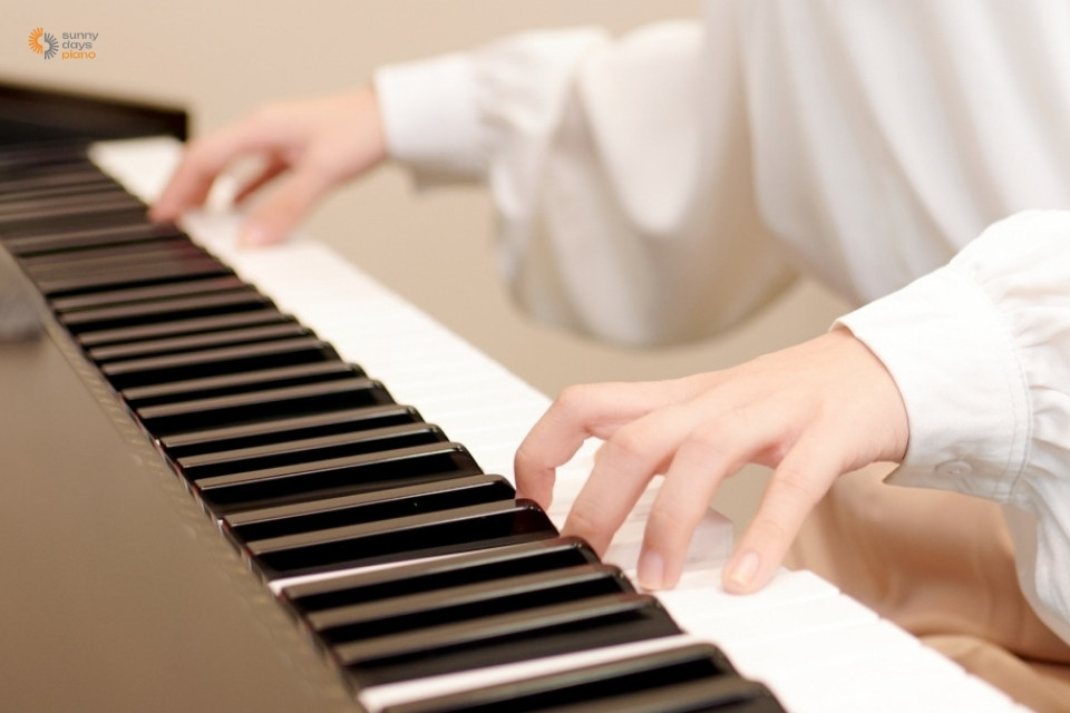 Đàn piano điện cho người mới học giúp bạn dễ dàng điều chỉnh âm lượng mà không lo làm phiền đến mọi người xung quanh
